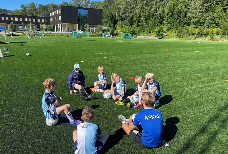 En liten pust i bakken kan være greit. Det gir også god tid for våre instruktører til å bli enda bedre kjent med små fotballspillere