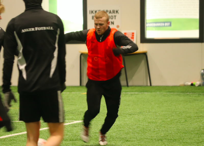 Eskild trivdes på tørt underlag i Hokksundhallen lørdag.