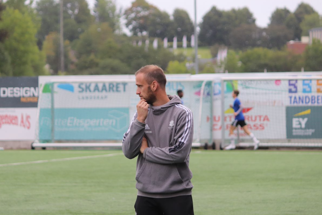 Bredal fikk se gutta sine bli straffet hardt lørdag, men bedyrer at ingenting er avgjort i opprykkskampen