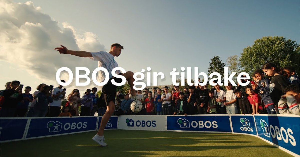 Ungdommene på InterBridge sitt kurs sitter i ring og jobber i en workshop.