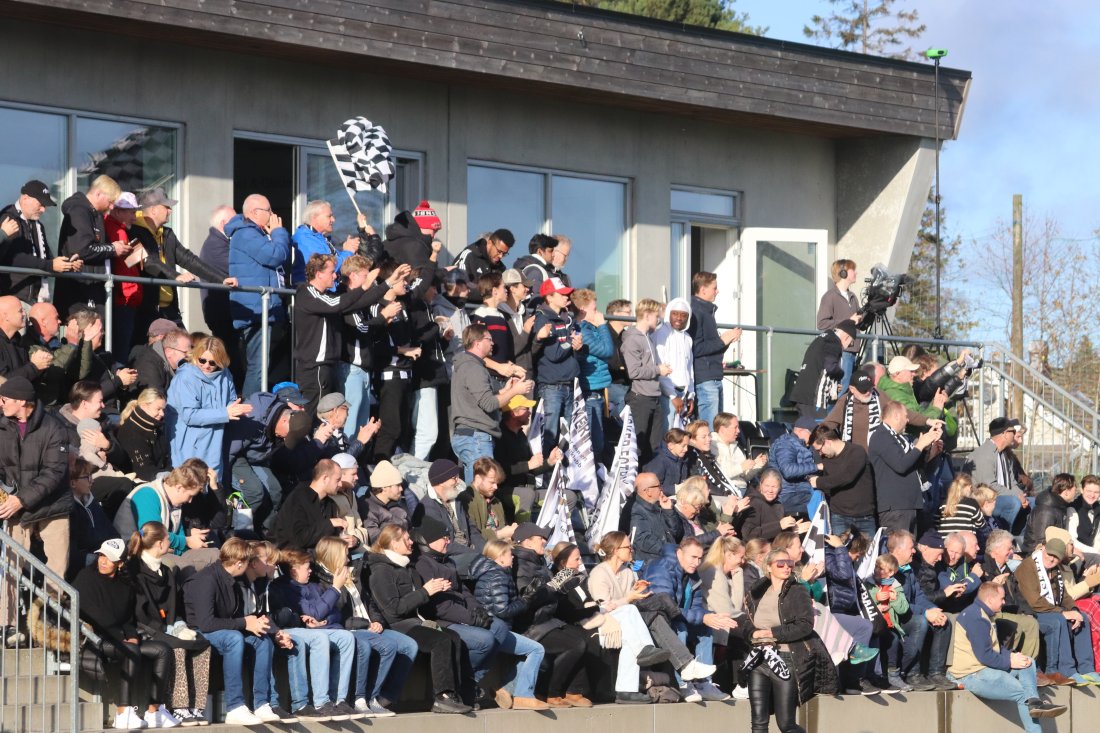 Asker-folket møtte opp og var lagets 12. mann i Tønsberg søndag.