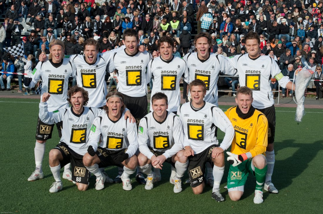 Lagbilde foran tribunen - Stord-kampen2010