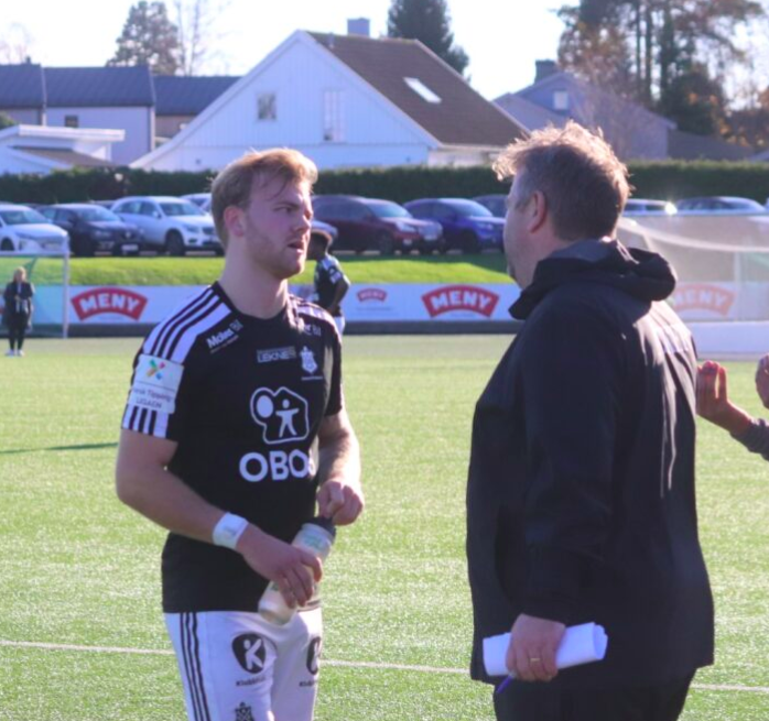 Bård måtte som kjent ta kontrollen i opprykkskampen borte mot Flint for noen uker siden. Coach Bredal var forvist til tribunen. Her gis det direksjoner til Eskild Fredriksen underveis. 