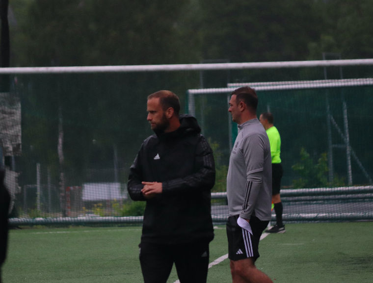 Bredal, selv et tidligere middels keepertalent, måtte trå til i Asker 2-buret tirsdags kveld. Og han var nok direkte skyldig i minst et mål bakover, kan trener Heggset bekrefte. 