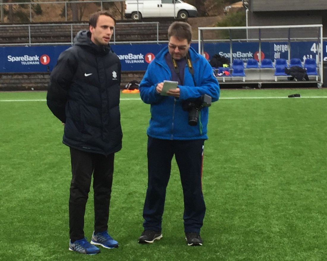 manager Roffe blir intervjuet av pressen